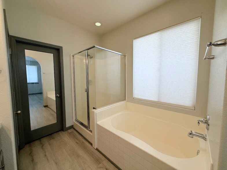 Building Photo - 633 Chandon Dr