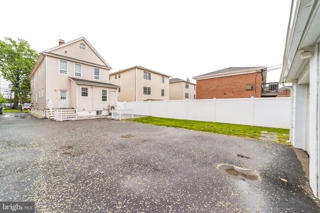 Building Photo - 23 E Elm St