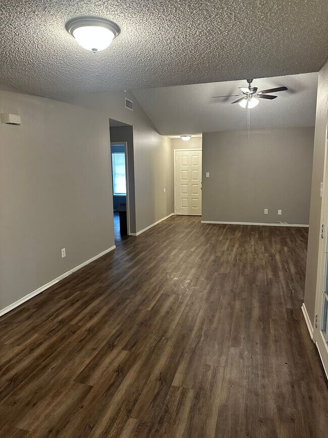 Building Photo - 810 Faircreek Ln