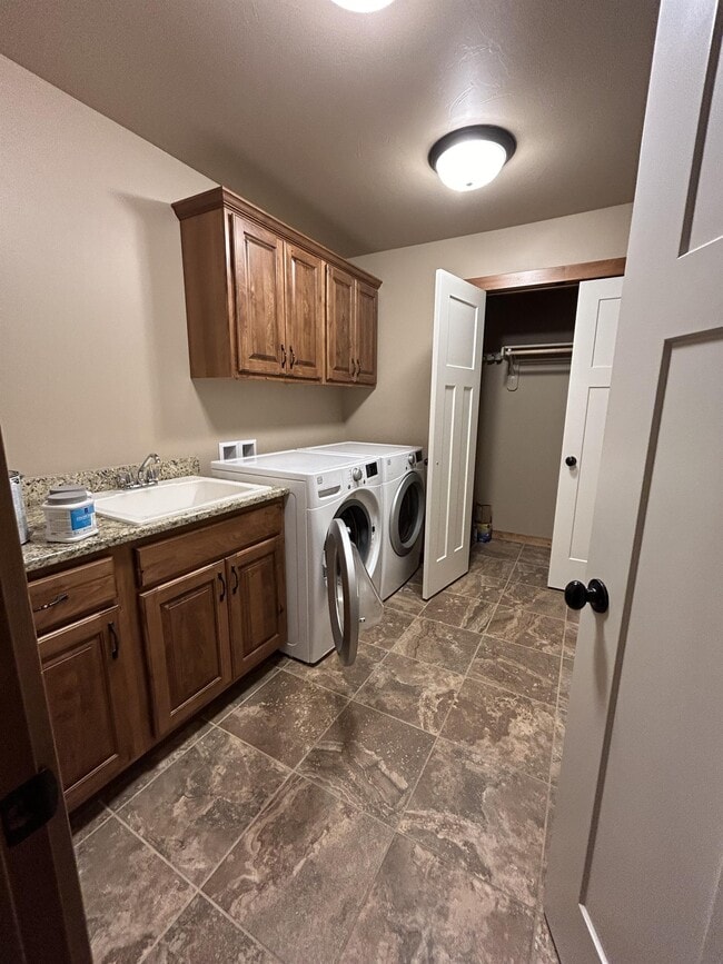 Building Photo - 546 Talon Way