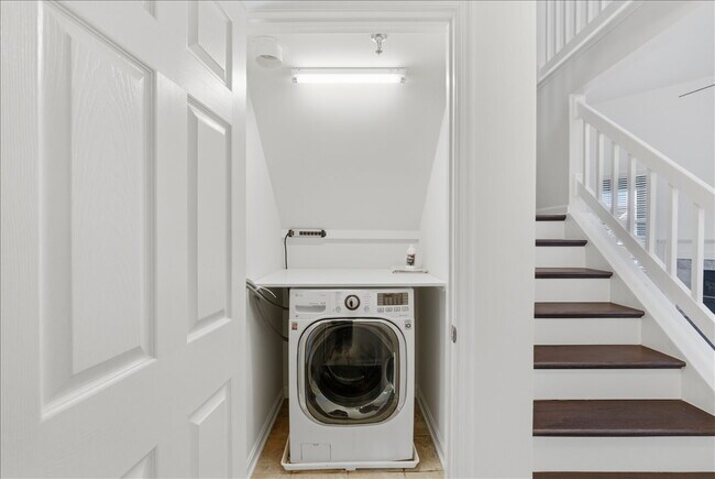 Building Photo - "Luxurious 2-Bed Condo with, loft, Granite Elegance & Hardwood Charm in Reston, VA!"