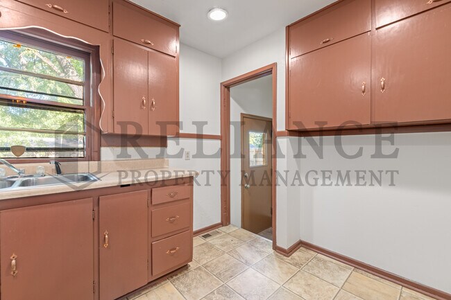 Building Photo - 1932 S Battin St