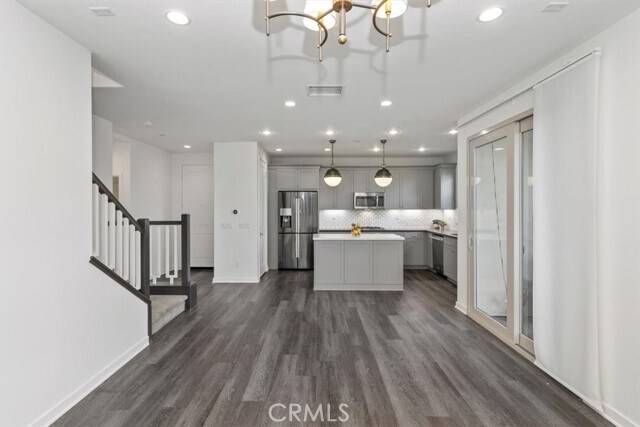 Building Photo - 55 Fuchsia