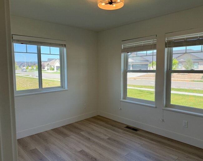 Building Photo - Stunning Kalispell Home in Silverbrook nei...
