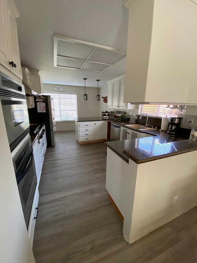 Building Photo - 433 Hazelnut Dr