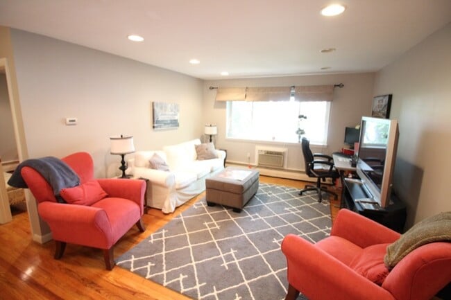 Building Photo - 245 Kelton St