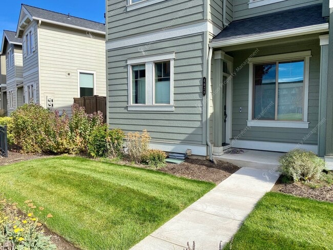 Building Photo - Newer 3BR - 2.5BA Home a Sought-After Redm...