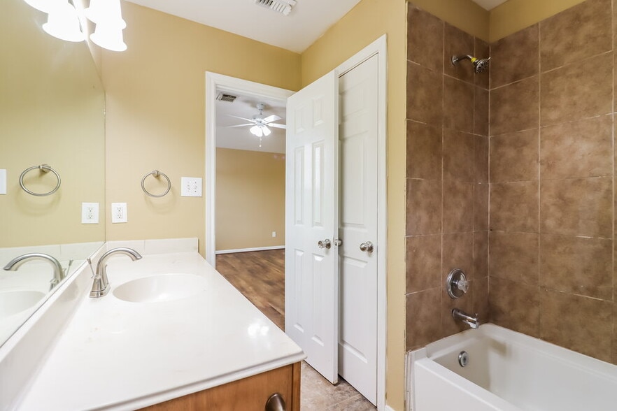 Building Photo - 4962 N Cancun Dr