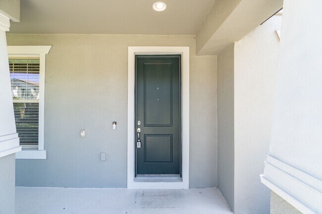 Building Photo - Beautiful Energy Efficient 3/2.5 Townhome ...