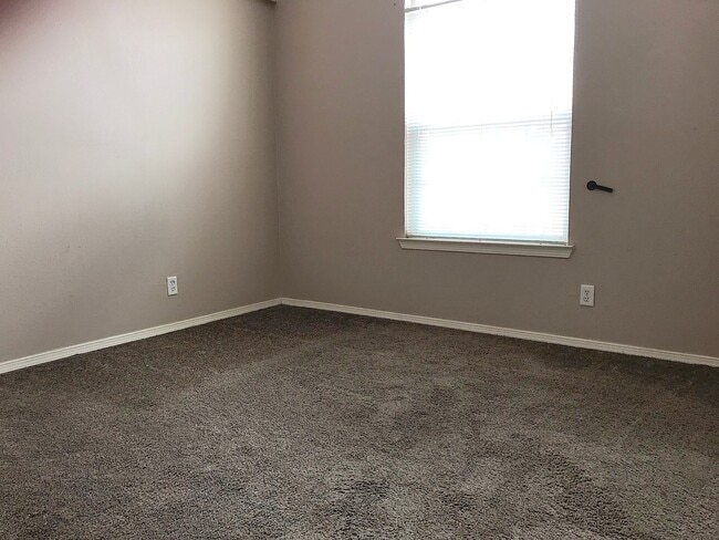 Building Photo - West El Paso 3 bed refrig A/C Home with Bo...