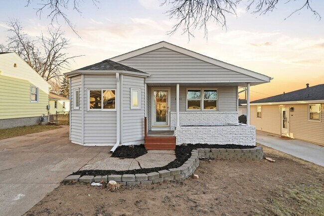 Building Photo - Fully remodeled 4 bed charmer