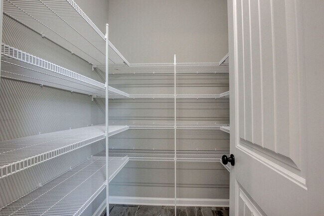 Building Photo - Sharp 4 bedroom HUGE house off exit 1 of I 24