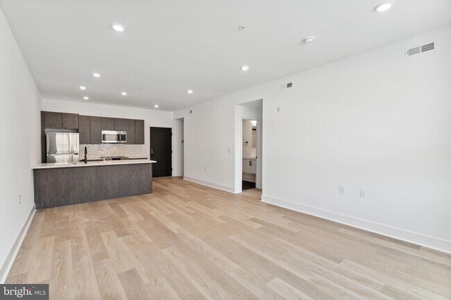 Building Photo - 1419 W Grange Ave