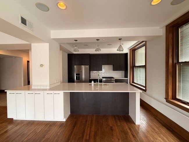 Building Photo - Beautiful and Spacious 3 BDRM 2 BATH Unit in the Heart of Public Square