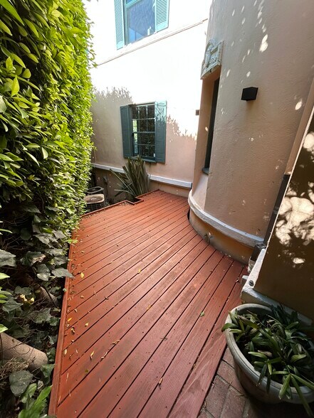 Building Photo - 1954 Hillcrest Rd