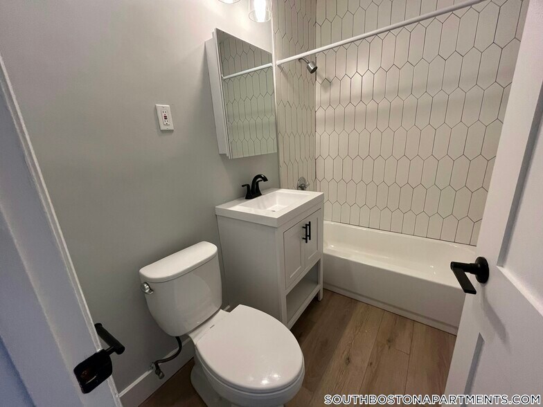 Building Photo - 740 E 7th St