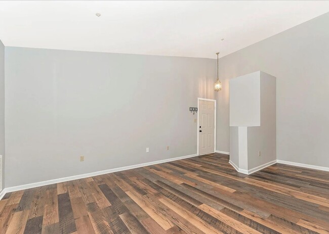 Building Photo - Beautiful 3rd floor condo in Jefferson ava...