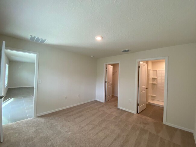 Building Photo - Desirable Lake Diamond Subdivision 3/2/2 **Won't Last**