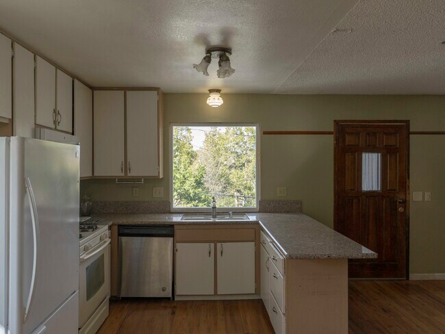 Building Photo - 26425 Lake Forest Dr