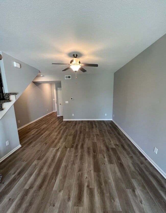 Building Photo - Charming 2 Bedroom, 2.5 Bath Townhome with...