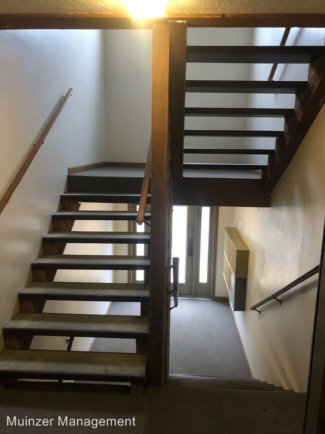 Building Photo - 2 br, 2 bath Room For Rent - 261 W. Wood St.