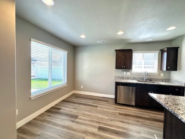 Building Photo - 1095 S 150 W