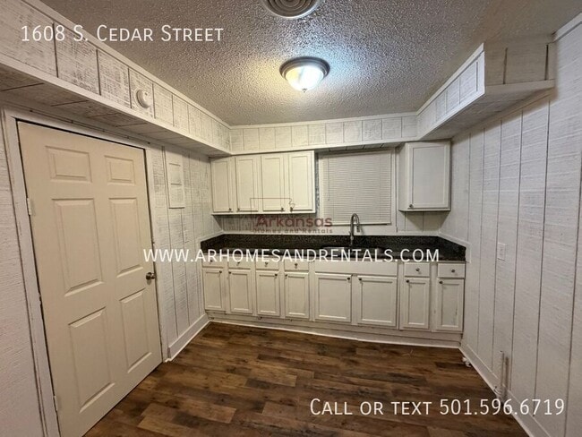 Building Photo - 1608 S Cedar St