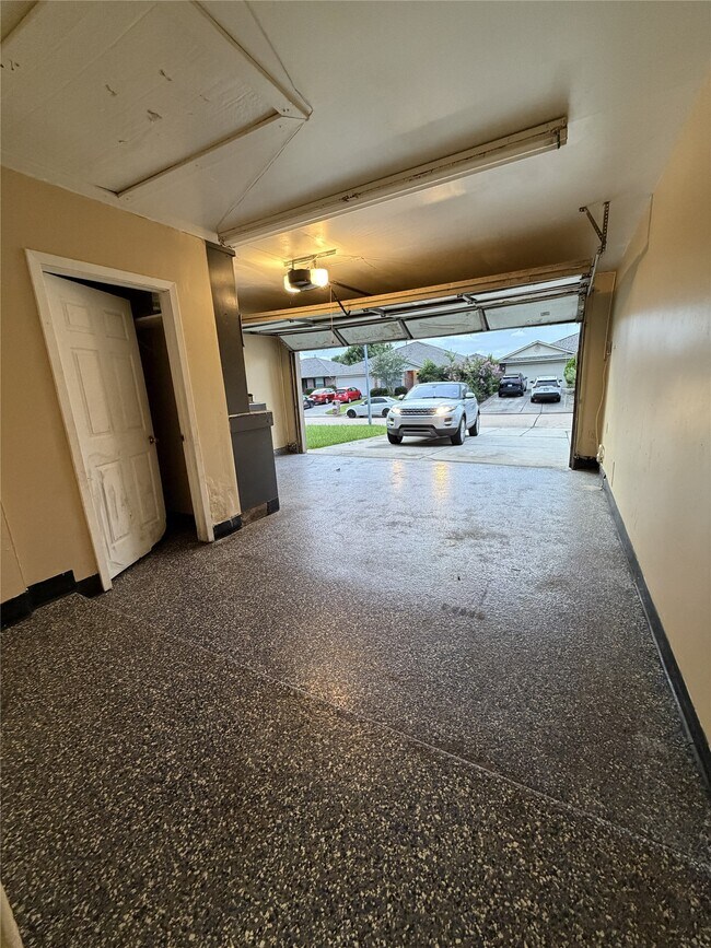 Building Photo - 7811 Fall Glen Dr