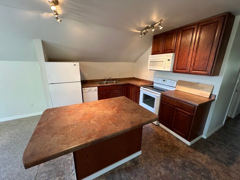 Building Photo - 310 Ash St