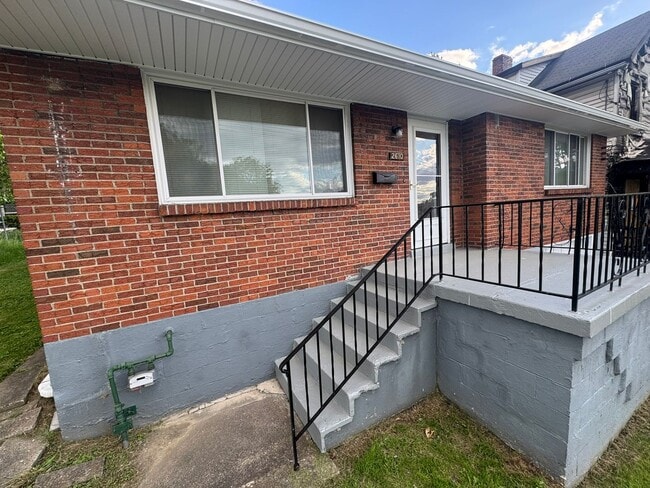 Building Photo - Updated 2-Bedroom 1-Bath Ranch House, GORG...