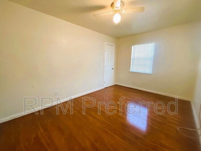 Building Photo - 3813 Drew St