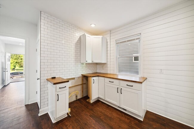 Building Photo - $1,675 - Spacious 3 Bedroom in North End