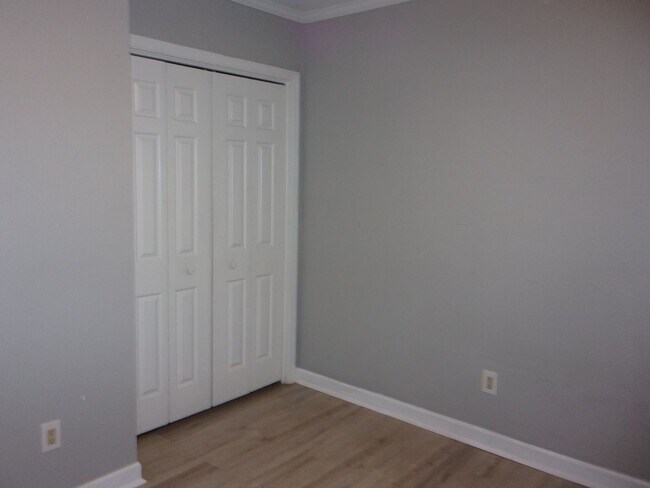 Building Photo - 2 Bedroom 1 Bath Ground Floor Condo