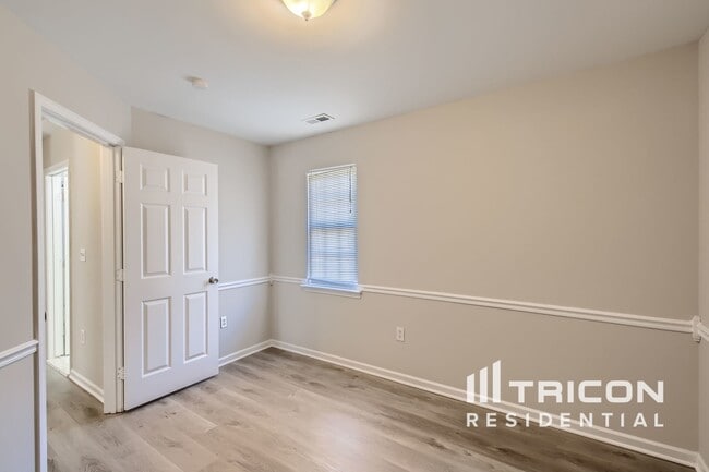 Building Photo - 9022 Jaldena Dr