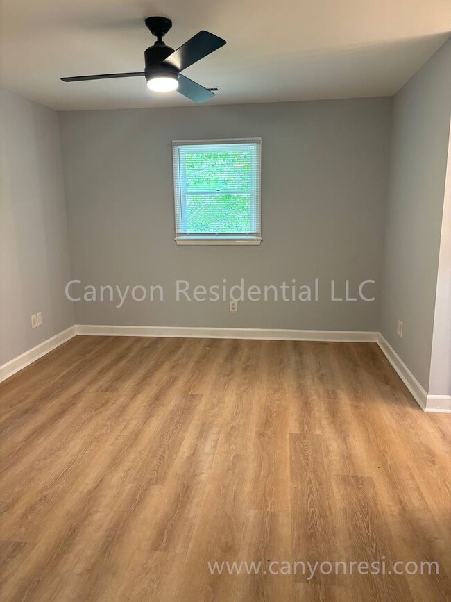 Building Photo - Stylish 3 Bed, 2 Bath Retreat: Modern Livi...