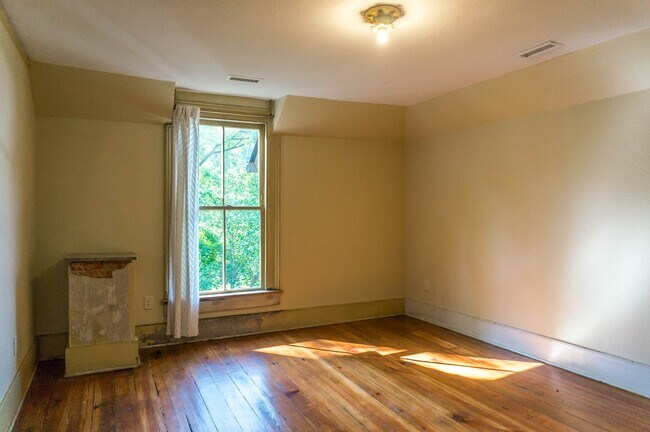 Building Photo - Gorgeous Rustic Renovation in Chicken Hill