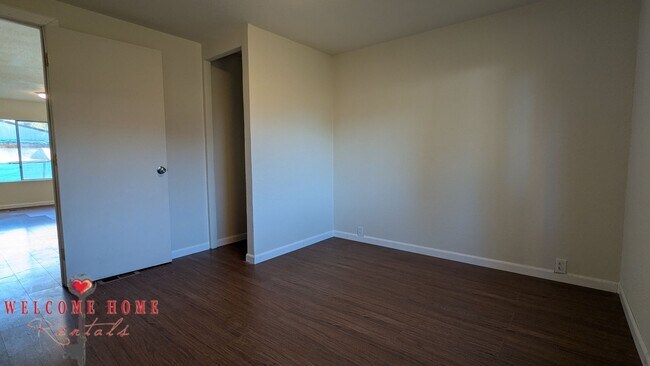 Building Photo - Huge fenced lot - bring your boat, trucks,...