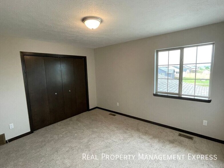 Building Photo - 3 Bed 2.5 Bath Townhome in West Sioux Falls