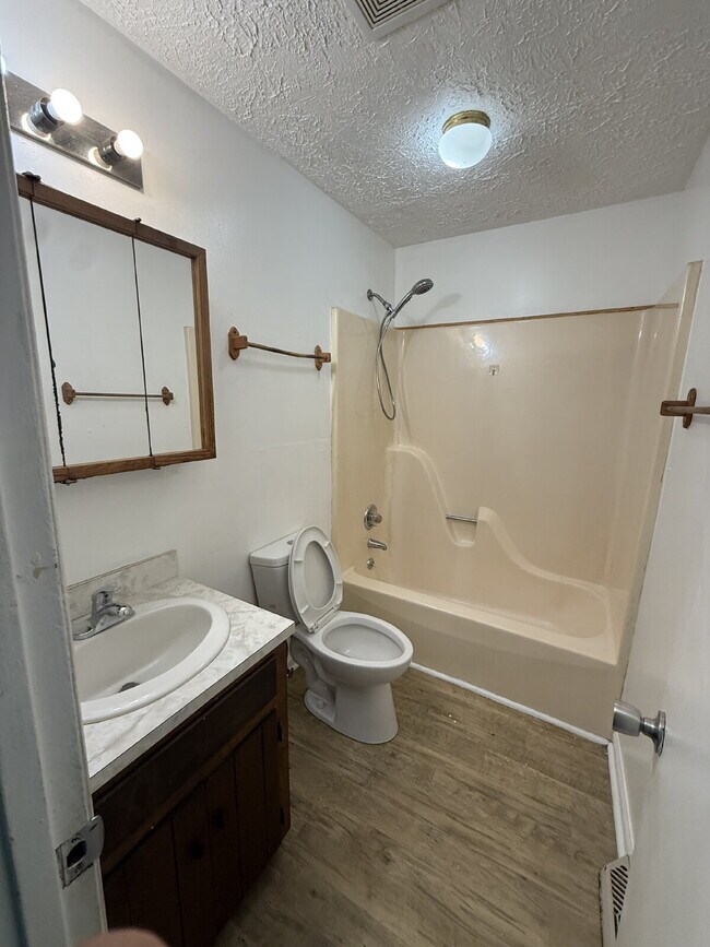 Building Photo - 2 Bedroom 1 Bathroom Apartment in Madison Heights with off street parking.
