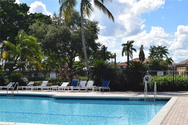 Building Photo - 991 Crestview Cir