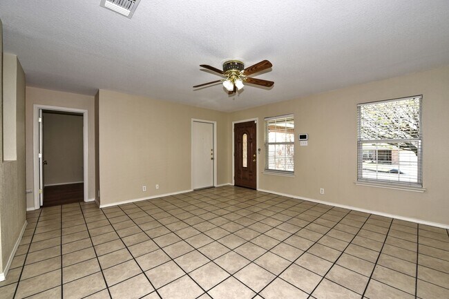 Building Photo - GREAT LOCATION: 1604 & SHAENFIELD | 3 BEDS | 2 BATHS | MOVE IN READY