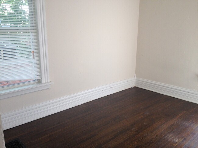 Building Photo - 1379 Forsythe Ave