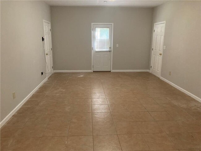 Building Photo - 370 Pointe Cir