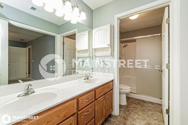 Building Photo - 1020 Carlisle Dr, Raymore, MO 64083