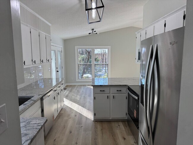 Building Photo - Modern 3bed/2bath in GREAT neighborhood!