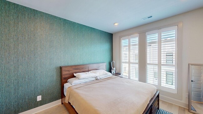 Building Photo - 1025 Wesley Terrace Ave - Elevated townhome living in the heart of Wesley Heights / FreeMoreWest