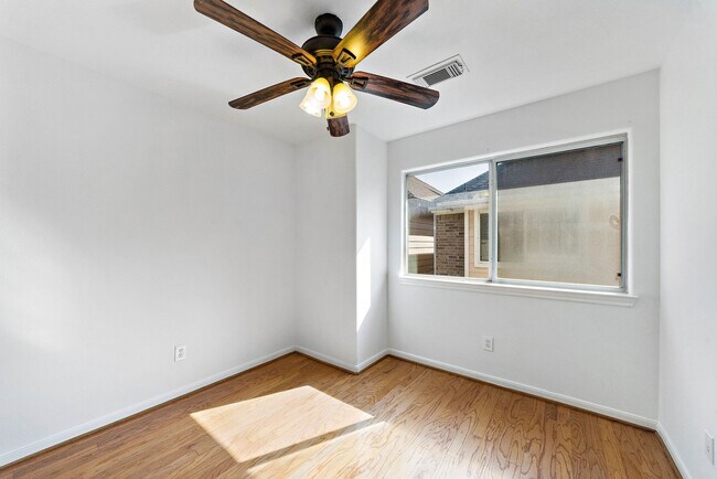 Building Photo - 218 Plaza Del Sol Park