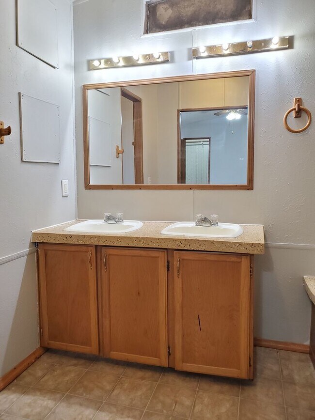 Building Photo - 200 cedar cove lane