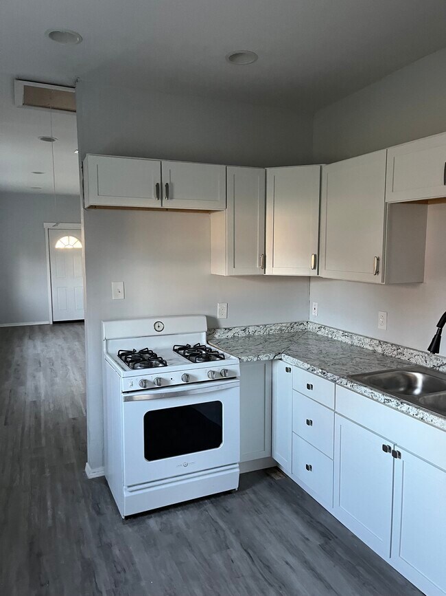 Building Photo - 2347 Rosedale Ave