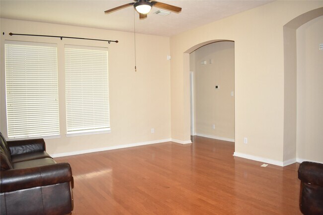 Building Photo - 26422 Meadow Dawn Ln